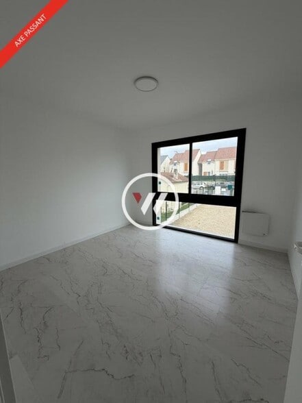 Light Industrial in Baillet-en-France to rent - Building Photo - Image 2 of 8