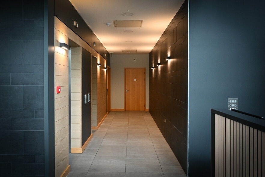 321 Avebury Blvd, Milton Keynes to rent - Interior Photo - Image 2 of 12