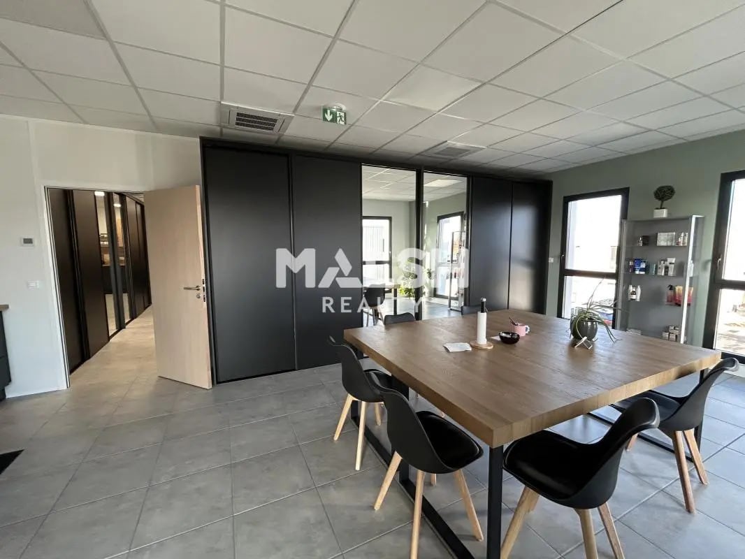 Office in Décines-Charpieu to rent Interior Photo- Image 1 of 4