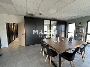 Office in Décines-Charpieu to rent Interior Photo- Image 1 of 4