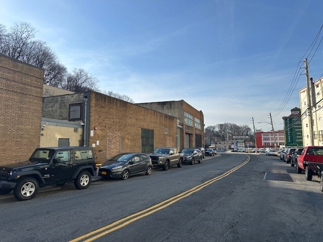 160 Saw Mill River Rd, Yonkers, NY for rent - Building Photo - Image 1 of 4