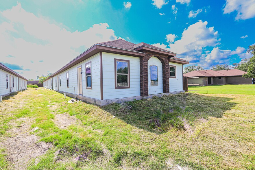 340 Eva, Elsa, TX for sale - Primary Photo - Image 1 of 29