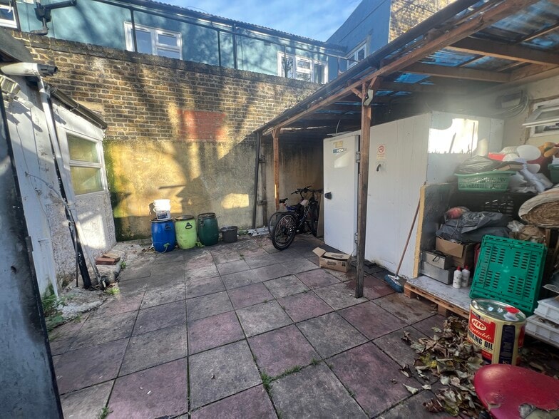 280 Barking Rd, London to rent - Building Photo - Image 3 of 9