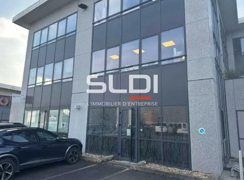 Office in Villefranche-sur-Saône to rent - Building Photo - Image 1 of 3