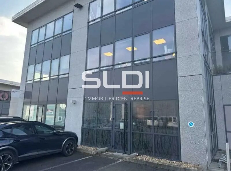 Office in Villefranche-sur-Saône to rent Building Photo- Image 1 of 4