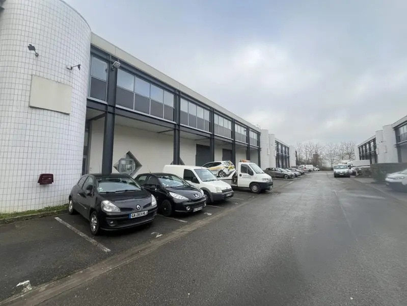 Industrial in Élancourt to rent Building Photo- Image 1 of 25