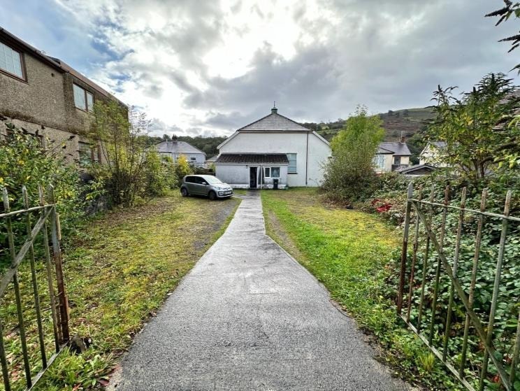 3 Glanrhyd Rd, Ystradgynlais for sale - Building Photo - Image 3 of 8