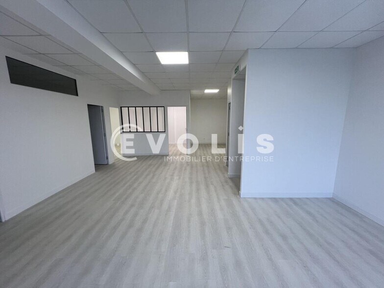 Light Industrial in Serris to rent - Interior Photo - Image 3 of 6