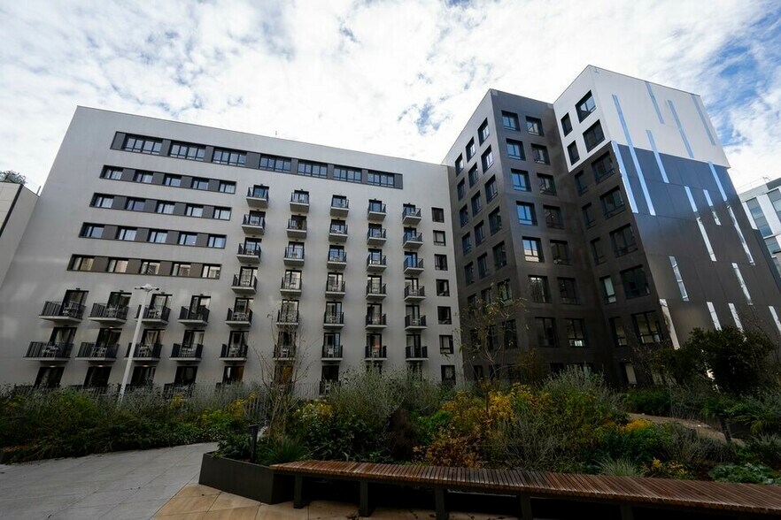 Office in Montigny Le Bretonneux to rent - Building Photo - Image 2 of 11