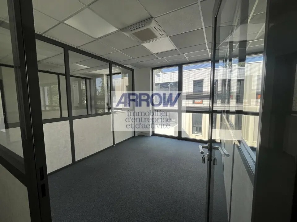 Location Bureaux 245 m² - Photo 1