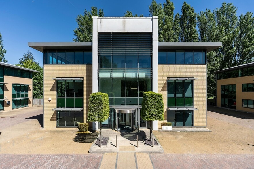 Chiltern Hl, Gerrards Cross to rent - Building Photo - Image 1 of 9