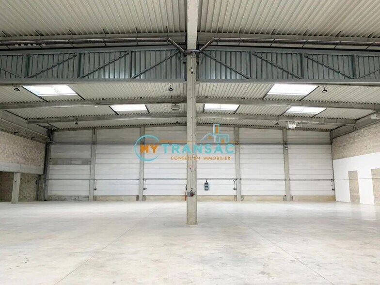 Light Industrial in Lieusaint to rent - Building Photo - Image 3 of 31