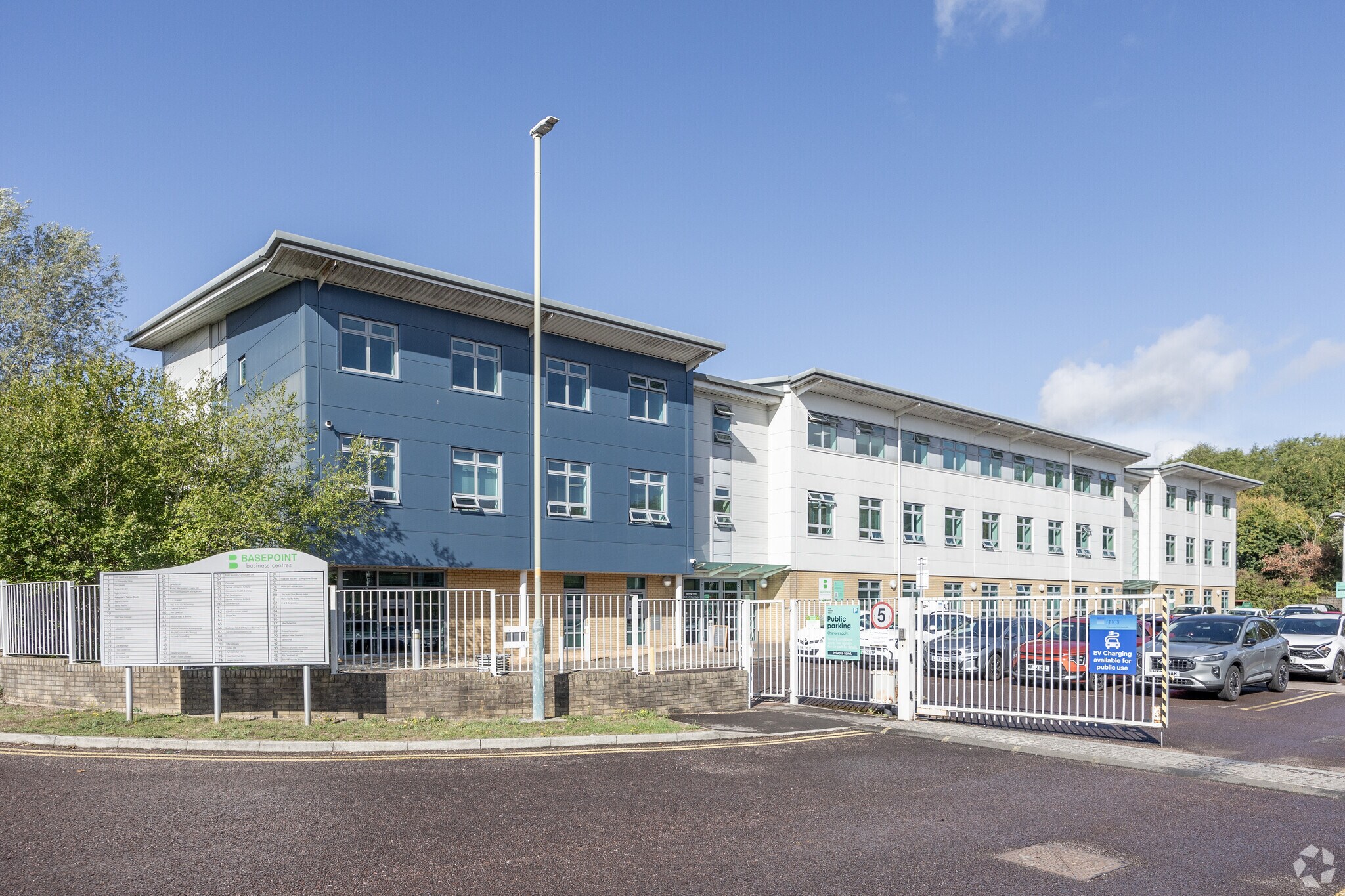 Rivermead Dr, Swindon to rent Primary Photo- Image 1 of 5