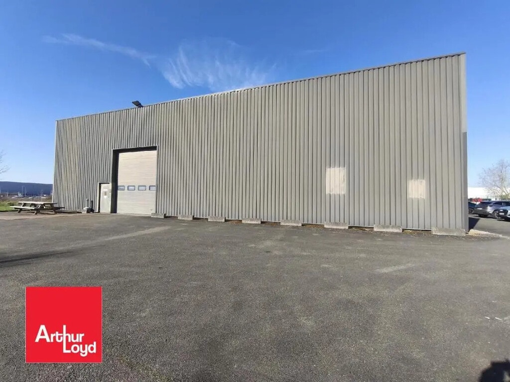 Location Local d'activités 864 m² - Photo 1
