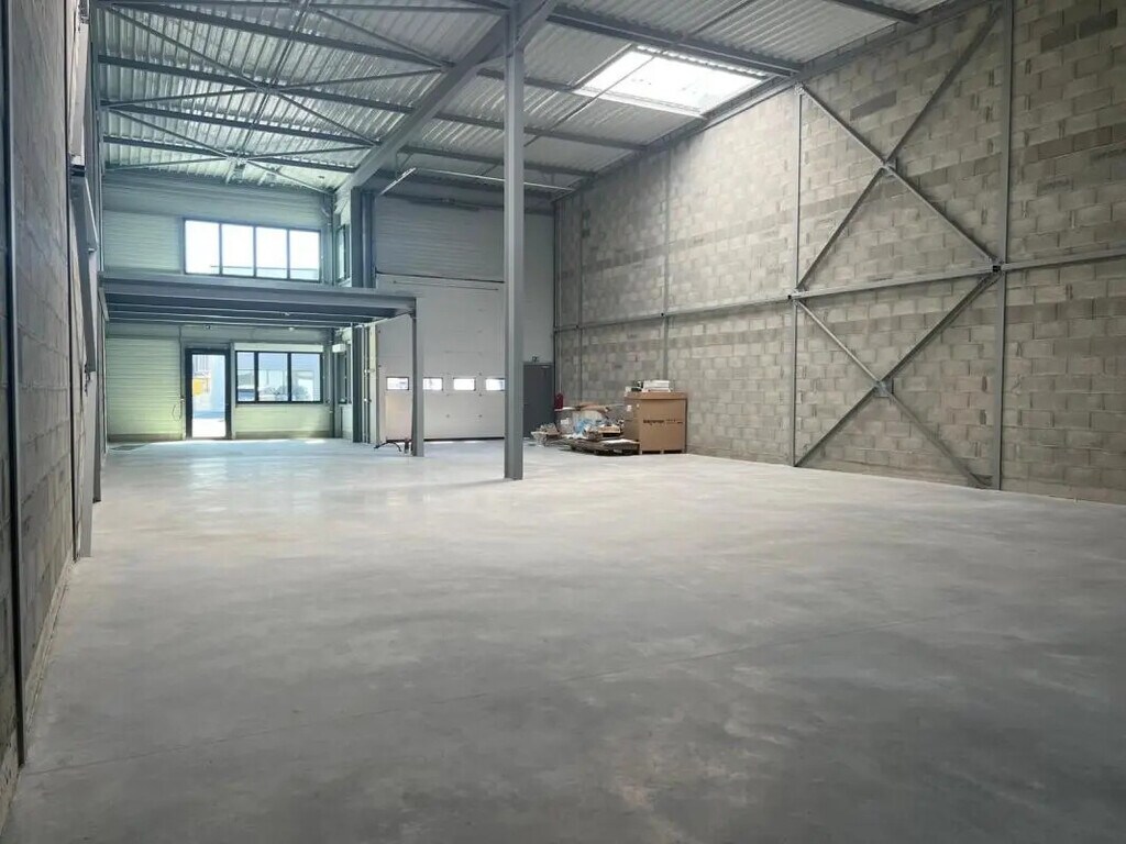 Location Local d'activités 344 m² - Photo 1