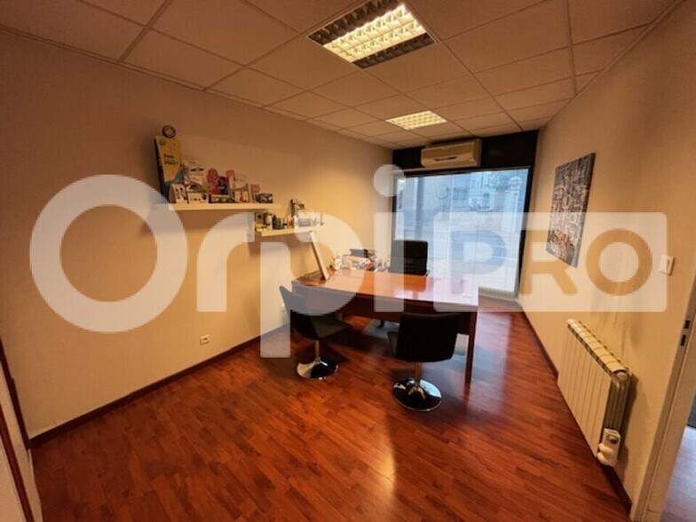 Retail in Villefranche-sur-Saône for sale - Interior Photo - Image 2 of 9