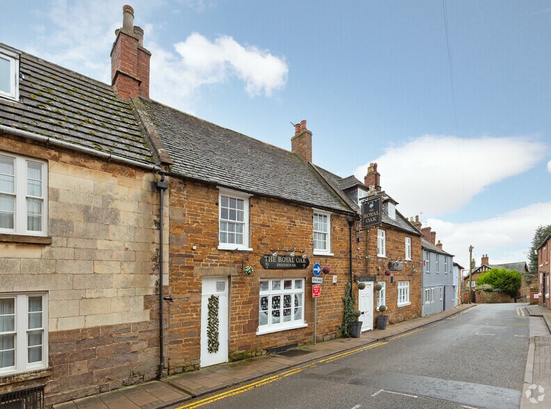 9 Queen St, Uppingham to rent - Primary Photo - Image 1 of 1