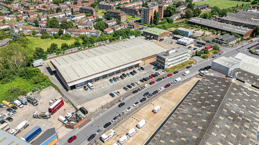 3-5 Thames Rd, Barking to rent - Primary Photo - Image 1 of 5