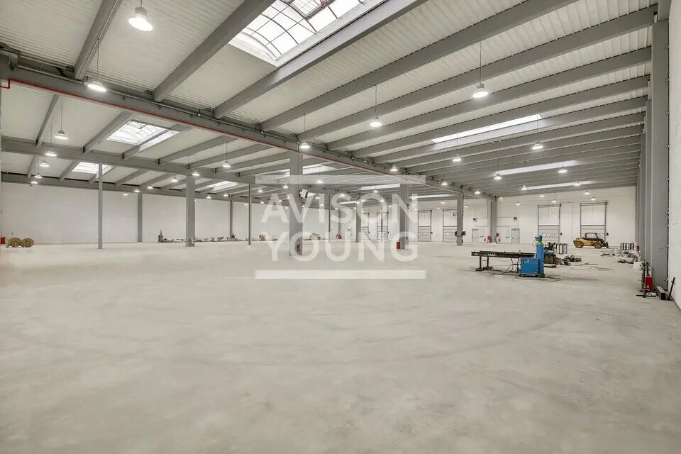 Light Industrial in Tremblay-en-France to rent Interior Photo- Image 1 of 6