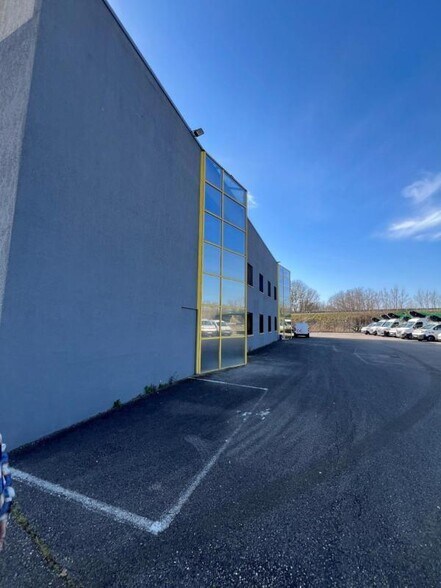 Light Industrial in La Verpillière to rent - Building Photo - Image 3 of 10