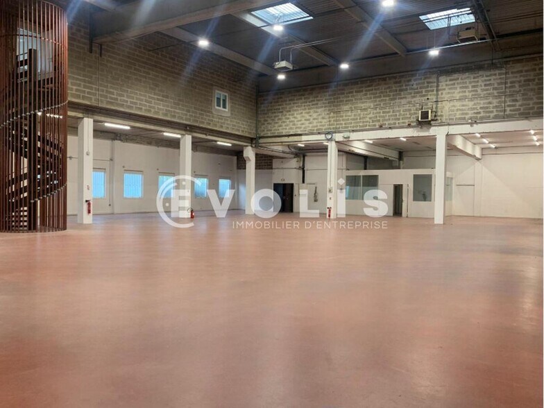 Light Industrial in Verrieres Le Buisson to rent - Building Photo - Image 3 of 18