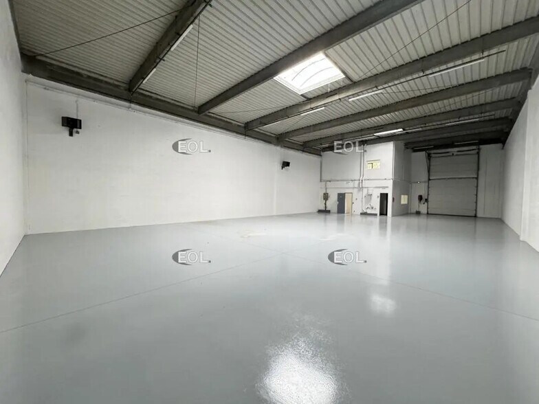 Light Industrial in Coignières to rent - Building Photo - Image 3 of 11