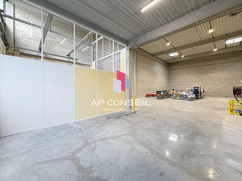 Light Industrial in Élancourt to rent - Building Photo - Image 2 of 7