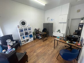 18-20 Saxon Sq, Christchurch to rent Interior Photo- Image 2 of 3