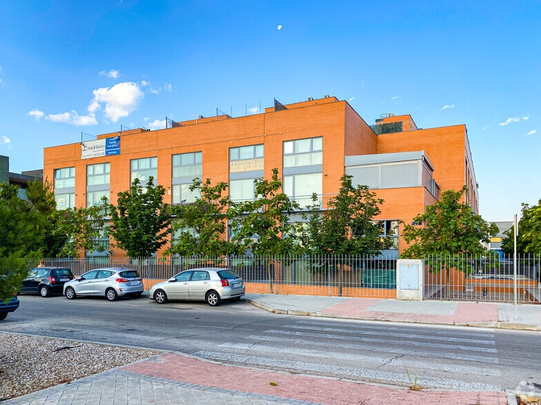 Calle Pedrezuela, 4, Alcorcón, Madrid to rent - Building Photo - Image 2 of 2