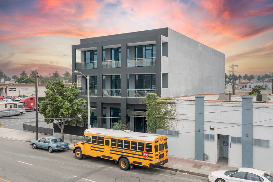 5242 W Adams Blvd, Los Angeles, CA for rent - Building Photo - Image 2 of 4