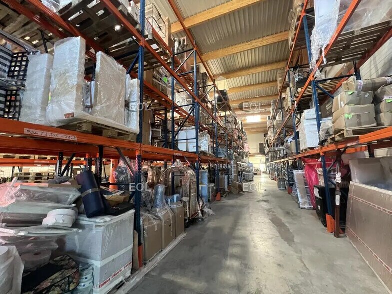 Light Industrial in Louvres to rent - Building Photo - Image 2 of 4