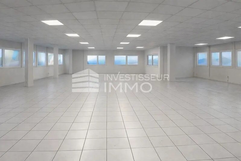 Industrial in Villeneuve-la-Garenne to rent - Interior Photo - Image 1 of 8
