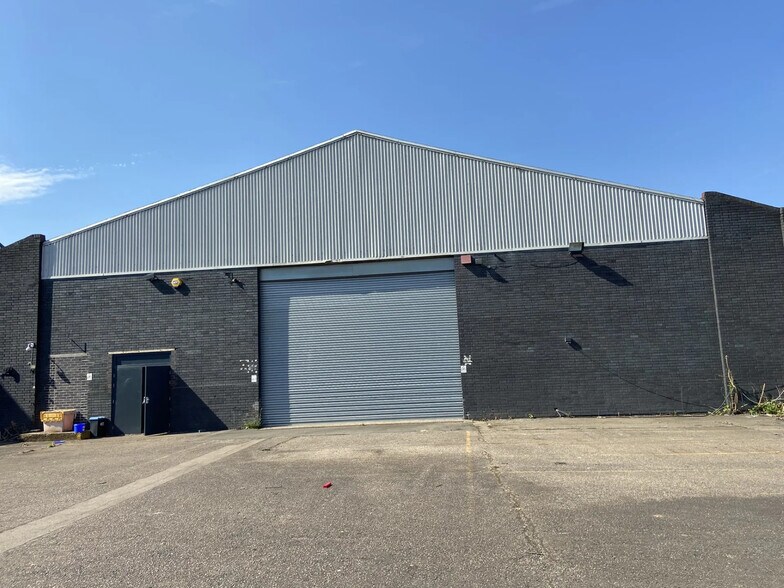 Torrington Av, Coventry to rent - Building Photo - Image 2 of 6