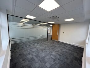 Bond Av, Milton Keynes to rent Interior Photo- Image 2 of 6