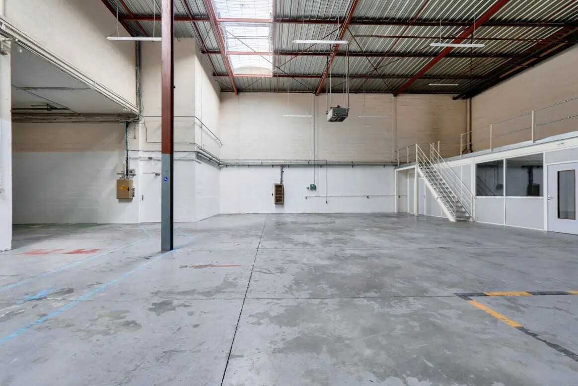 Industrial in Trappes to rent Building Photo- Image 1 of 7