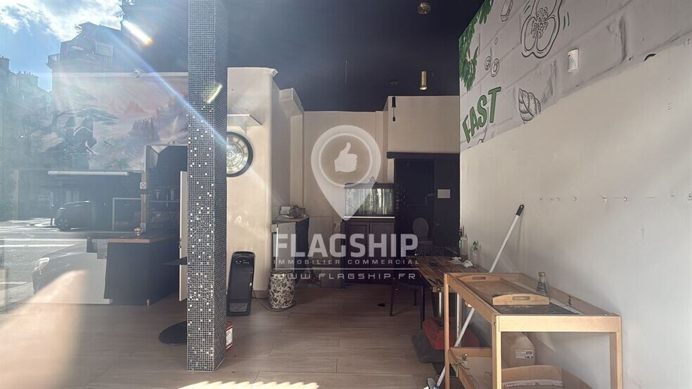 Retail in Paris to rent - Interior Photo - Image 2 of 4