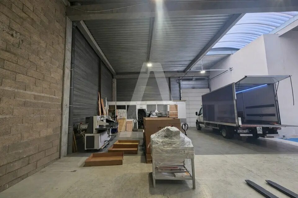 Light Industrial in Trappes for sale Interior Photo- Image 1 of 6