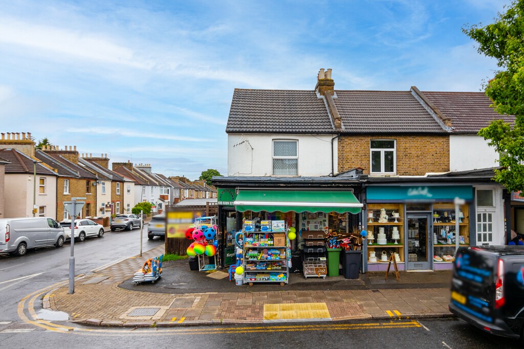 5 Chatterton Rd, Bromley to rent Building Photo- Image 1 of 2