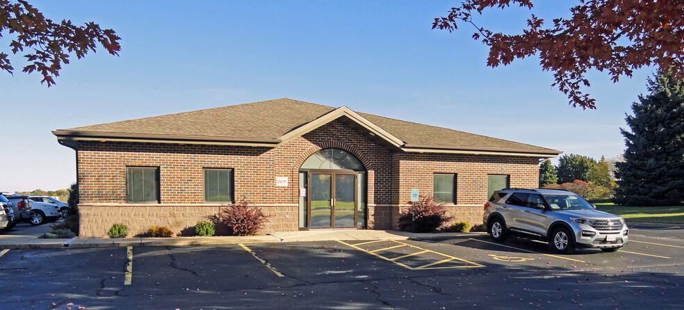 2679 Continental Dr, Green Bay, WI for rent - Building Photo - Image 1 of 1