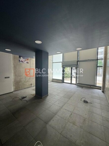 Retail in Marseille to rent - Interior Photo - Image 1 of 4
