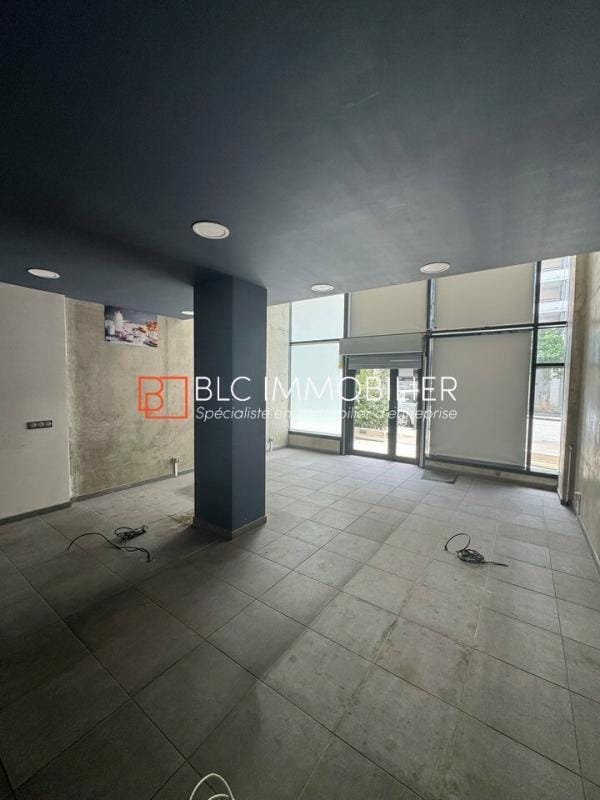 Retail in Marseille to rent Interior Photo- Image 1 of 5