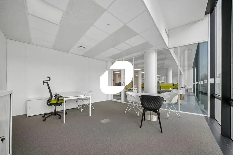 Office in Massy to rent - Interior Photo - Image 2 of 14