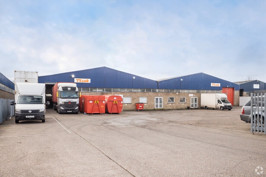 11-12 Albone Way, Biggleswade to rent - Primary Photo - Image 1 of 1