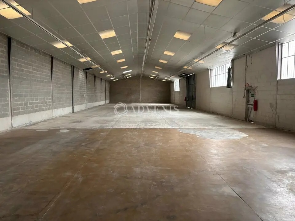 Location Local d'activités 853 m² - Photo 1