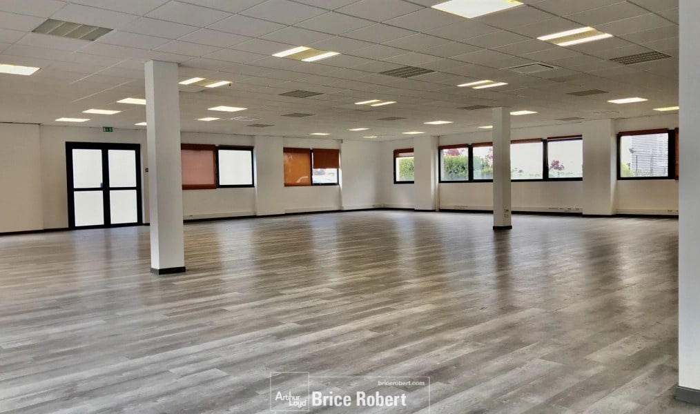 Office in Saint-Priest to rent Interior Photo- Image 1 of 3