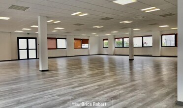 Office in Saint-Priest to rent Interior Photo- Image 1 of 3