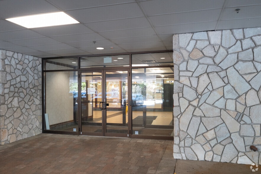 240 Frisch Ct, Paramus, NJ for sale - Interior Photo - Image 1 of 2