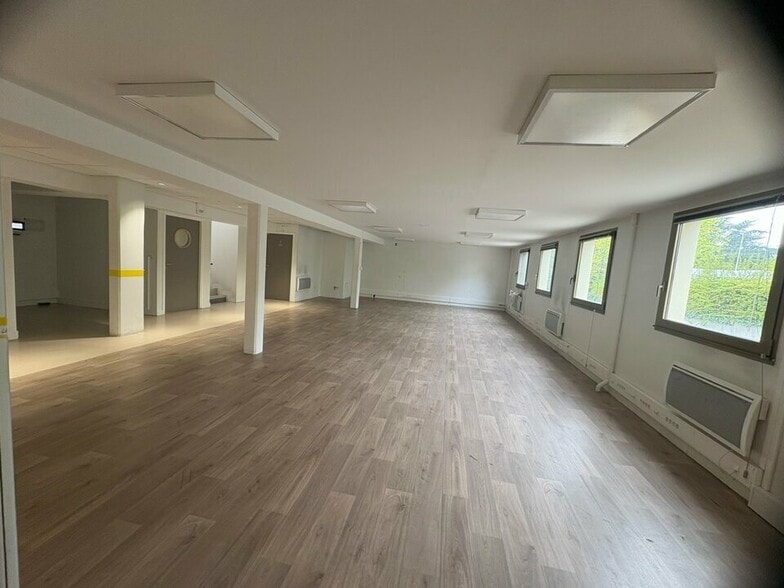 104 Boulevard Louis Armand, Neuilly-sur-Marne to rent - Interior Photo - Image 2 of 10