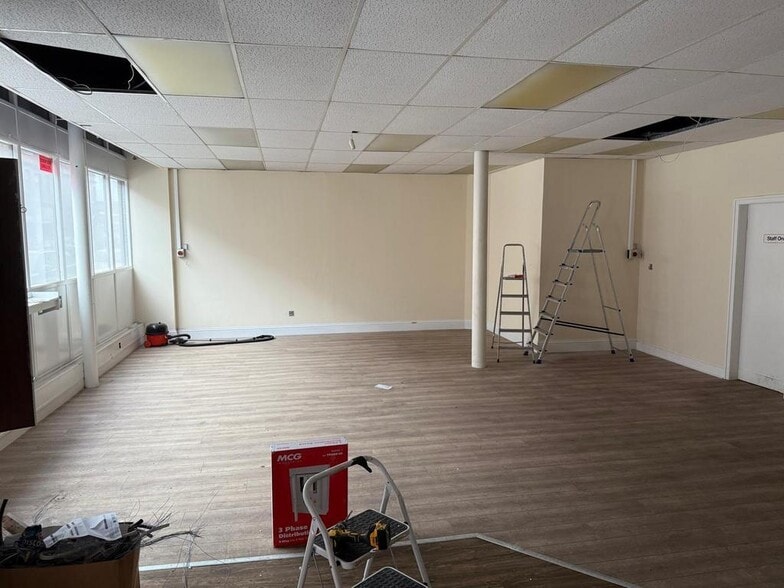 2330 Dumbarton Rd, Glasgow to rent - Building Photo - Image 3 of 4