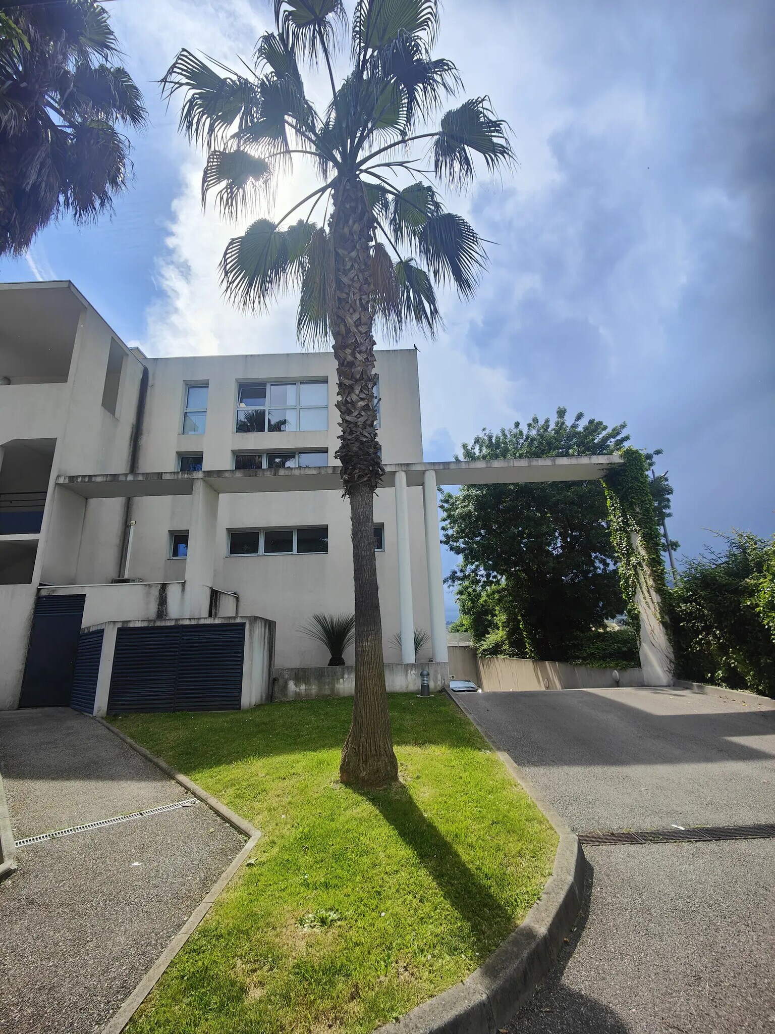 Office in Cannes for sale Building Photo- Image 1 of 9